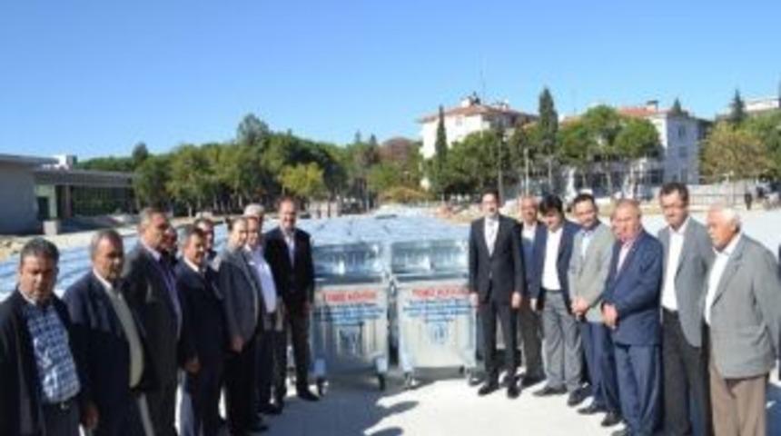 Kula'da 52 K&ouml;ye 525 Adet &Ccedil;&ouml;p Konteynırı Dağıtıldı