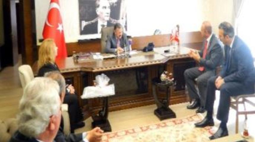 Vali Ayyıldız&rsquo;dan Kızılay&rsquo;a Destek