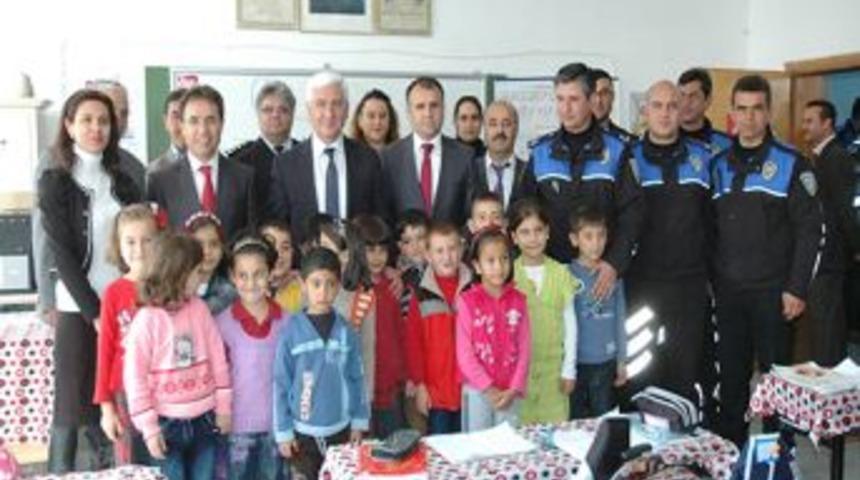 Emniyetten &Ouml;ğrencilere Kırtasiye Yardımı