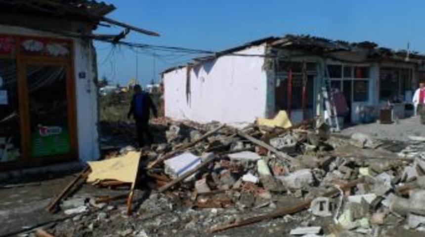 Alaplı'da d&uuml;kkanlar yıkılıyor