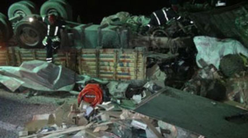 Freni boşalan kamyon 3 kişiye mezar oldu