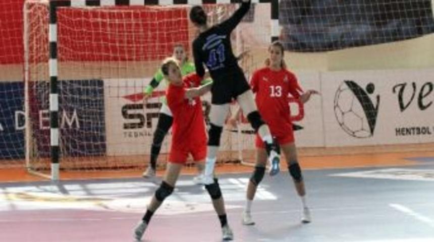 Yenimahalle Gen&ccedil; Bayanlar Hentbol Takımı Farklı Başladı