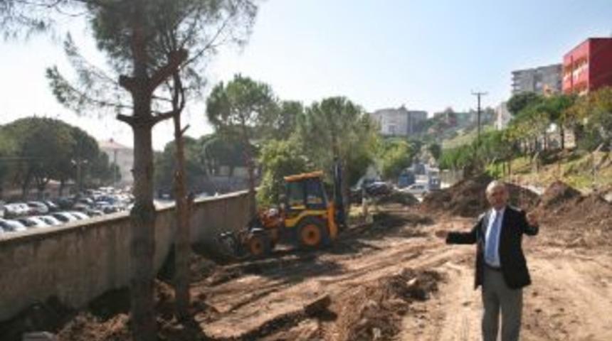 CHP'li Bergama Belediyesi Otopark I&ccedil;in Yaklaşık 30 Ağacı S&ouml;k&uuml;yor