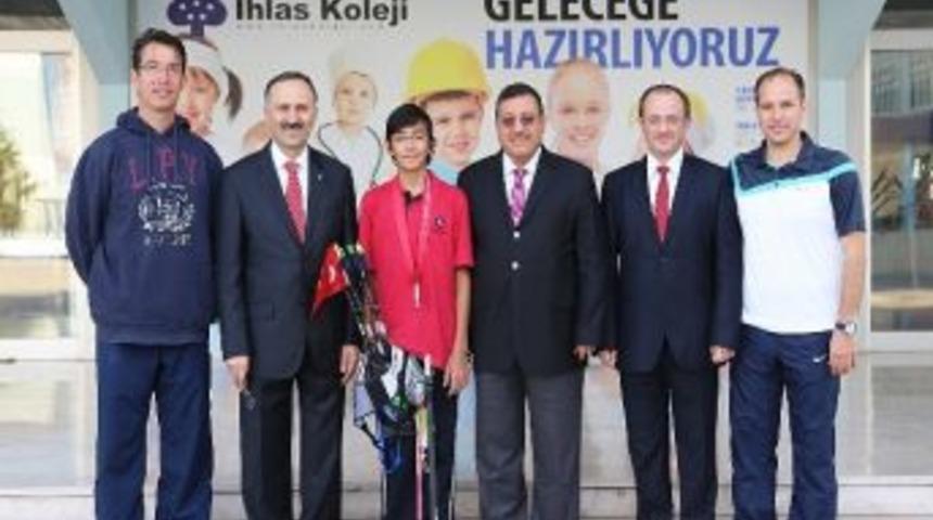 İhlas Kolejinin D&uuml;nya İkincisi Ok&ccedil;usu Okuluna D&ouml;nd&uuml;