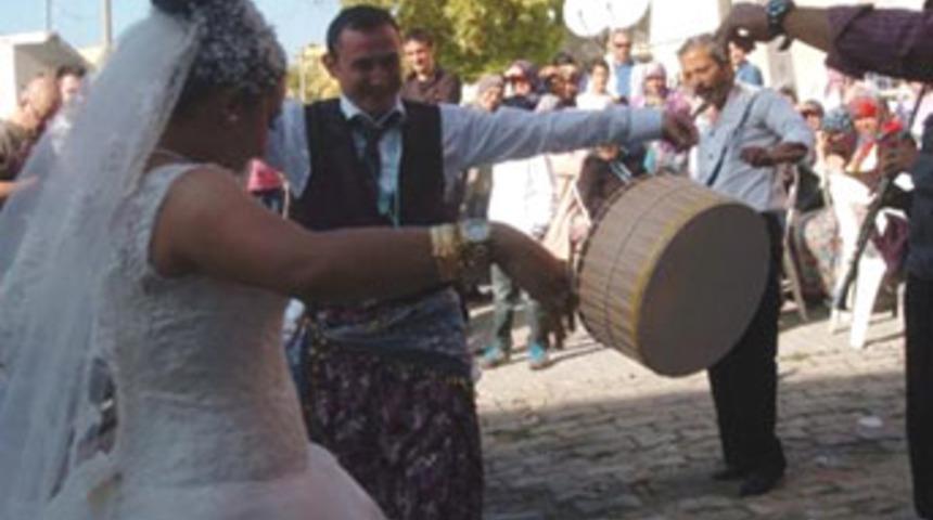 Damada şalvar giydirip oynattılar