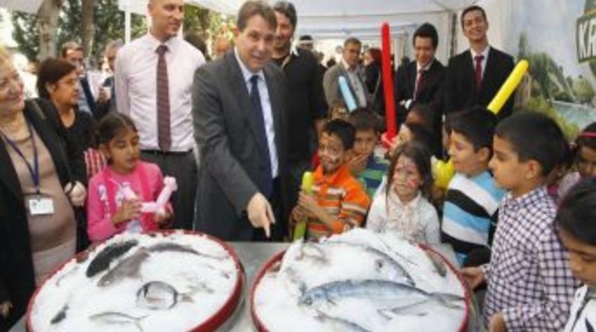 Konak Belediyesi &Ouml;nc&uuml;l&uuml;ğ&uuml;nde 3 Bin 500 Kişiye Ekmek Arası Balık Dağıtıldı