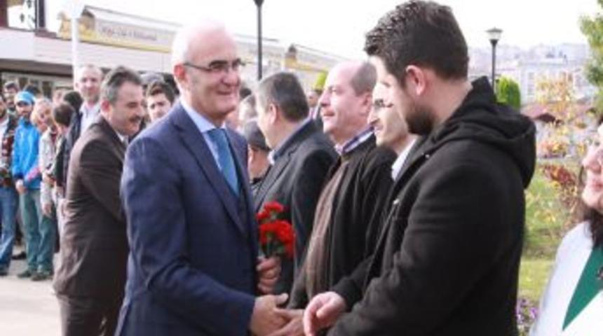 Belediyenin Davete Katılan Esnaflar, Başkanı Miting Havasıyla Karşıladı