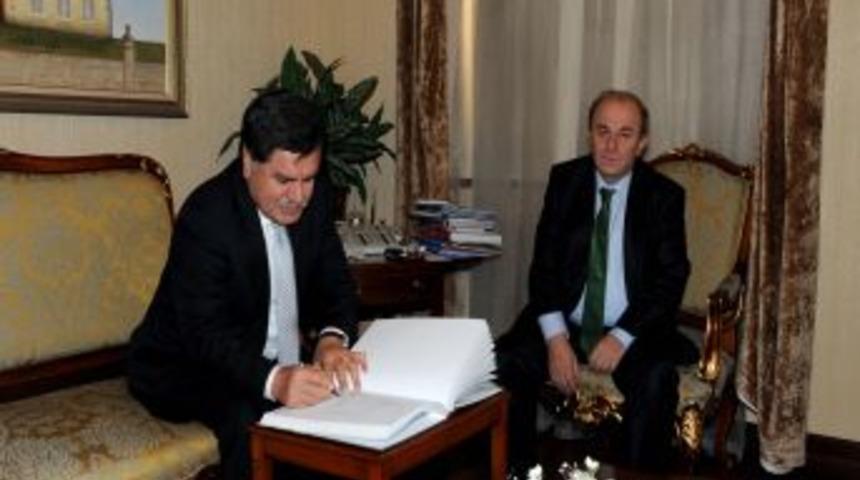 Anayasa Mahkemesi Başkanı Vali &Ouml;zt&uuml;rk'&uuml; Ziyaret Etti