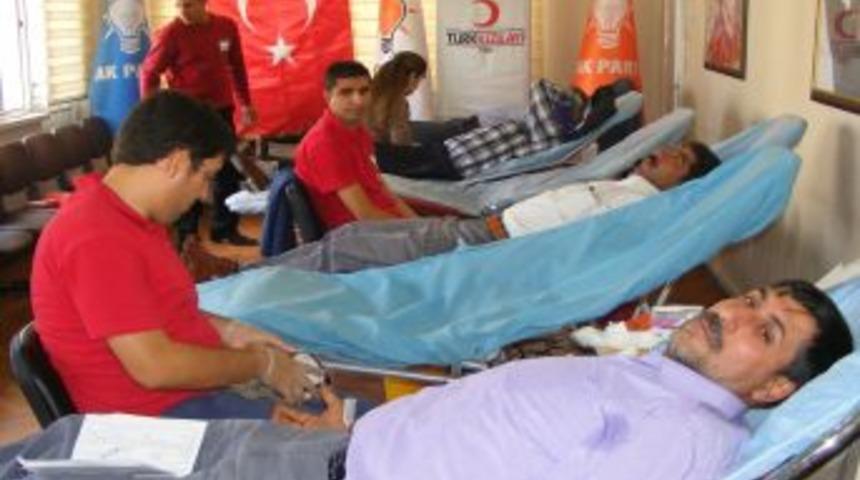 AK Partililer Kızılay&rsquo;a Kan Bağışında Bulundu