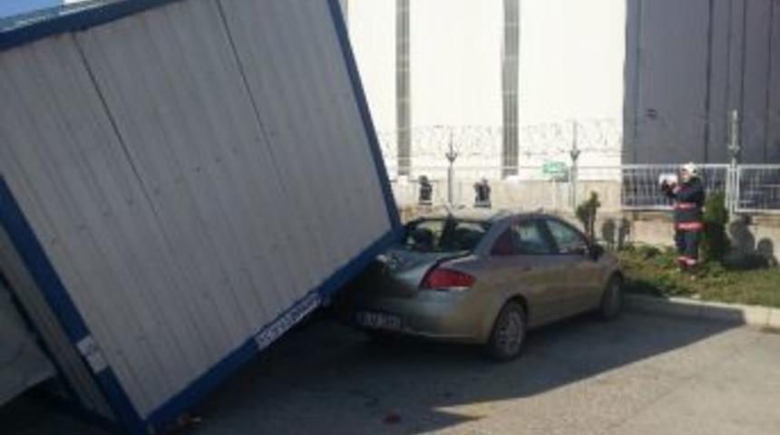 Aşırı Hız Yapan Tır Park Halindeki Ara&ccedil;ların &Uuml;st&uuml;ne U&ccedil;tu