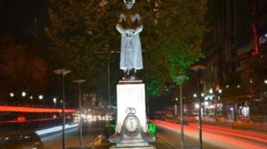 Atat&uuml;rk Bulvarı&rsquo;ndaki Tarihi Anıtlar Yeniden Işıklandırıldı