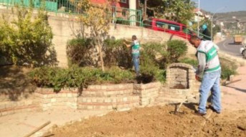 İzmit'te Parkların Bakım Ve Onarımı S&uuml;r&uuml;yor
