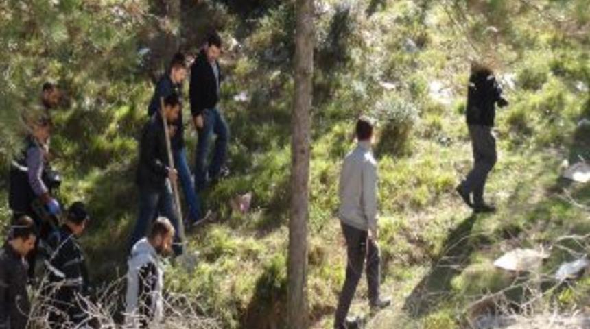 Polis, Ormanda Kazı Yapıyor