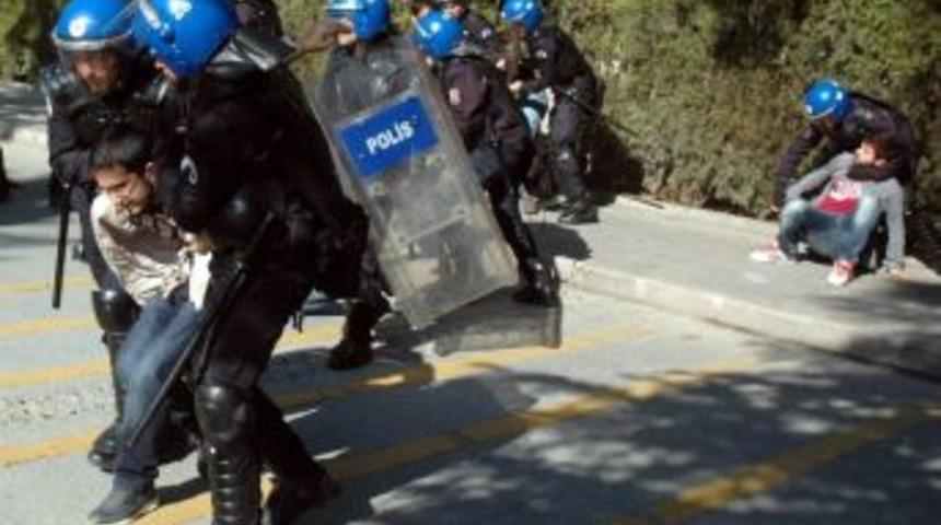 Ak Parti Genel Başkan Yardımcısı &Ccedil;elik'in Katıldığı Etkinlikte Protesto