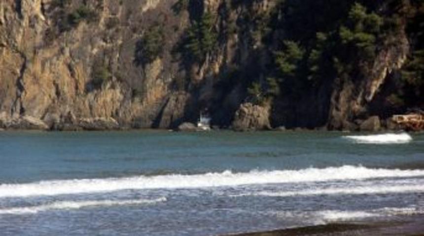 Samsun&rsquo;dan İzmir&rsquo;e G&ouml;t&uuml;r&uuml;len Tekne Bartın'da Kayalıklara Oturdu