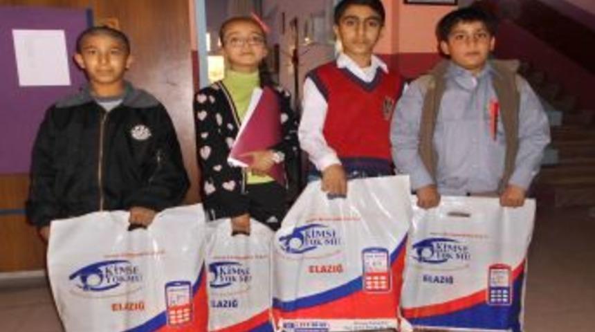 Kimse Yok Mu 350 &Ouml;ğrenciye Kırtasiye Yardımı Yaptı