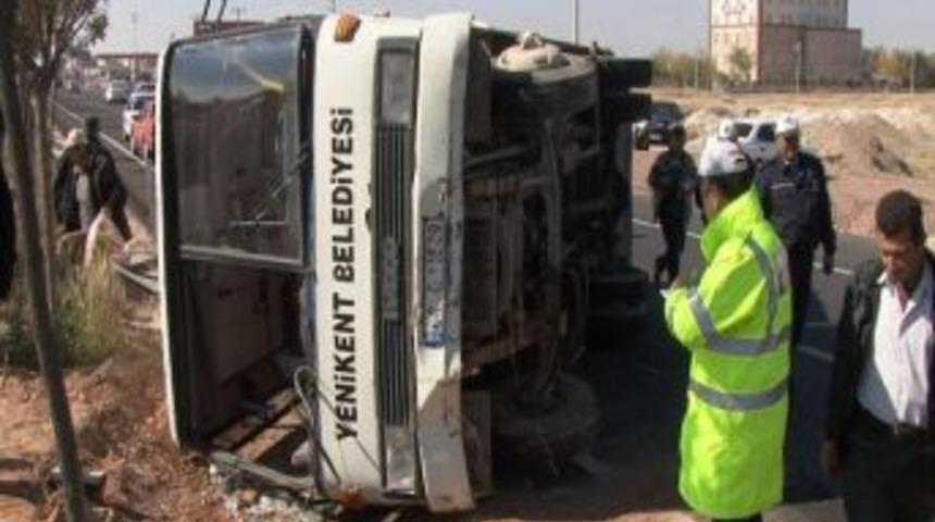 Otomobille Midib&uuml;s &Ccedil;arpıştı: 4 Yaralı