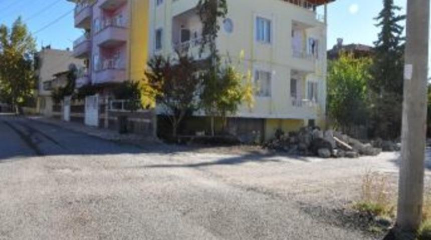 G&ouml;lbaşı&rsquo;da, Yol Genişletme &Ccedil;alışmaları Devam Ediyor