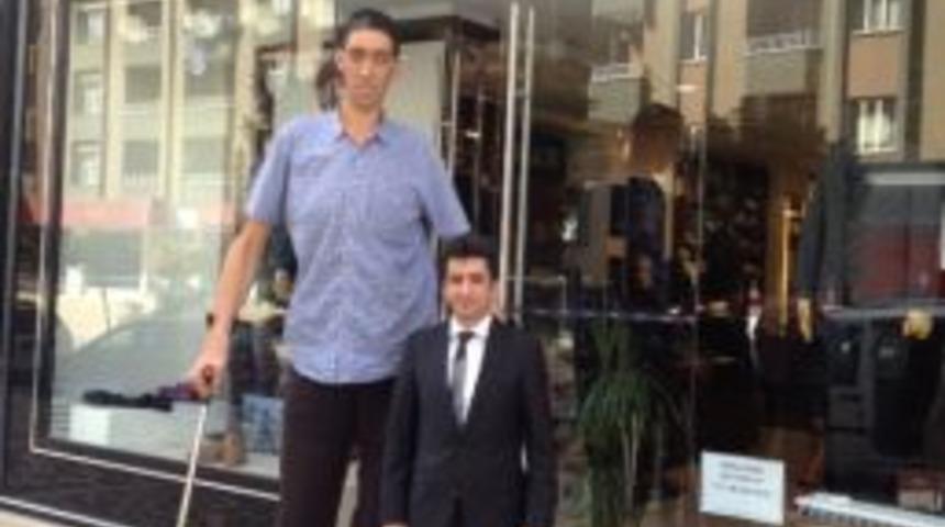 D&uuml;nyanın En Uzun Adamına D&uuml;nyanın En B&uuml;y&uuml;k En B&uuml;y&uuml;k Damatlığı Dikiliyor