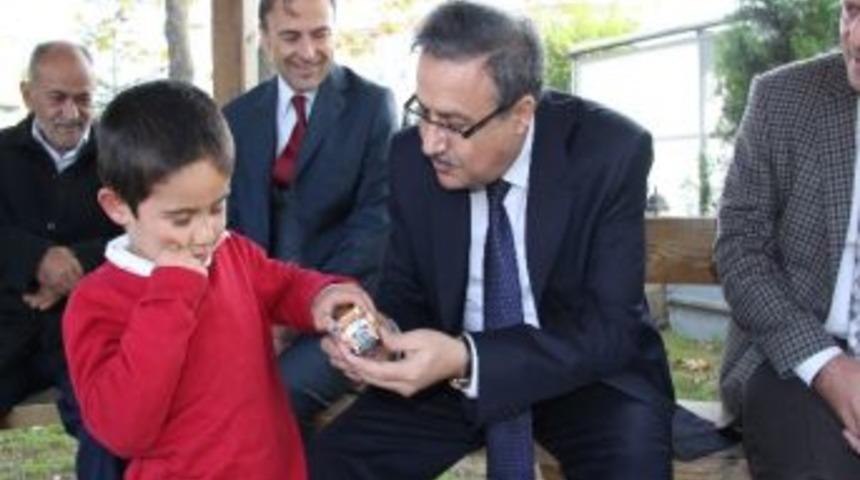 Vali Amcadan &Ccedil;ocuklara Oyuncak