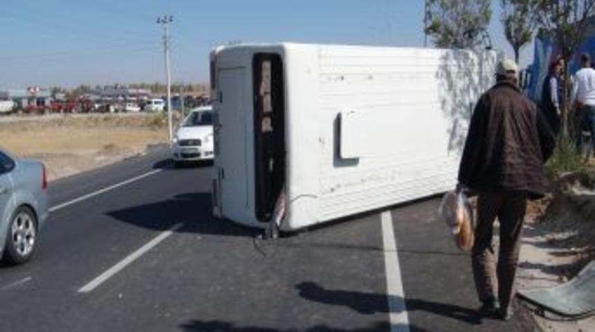 Aksaray&rsquo;da Otomobille Minib&uuml;s &Ccedil;arpıştı: 4 Yaralı