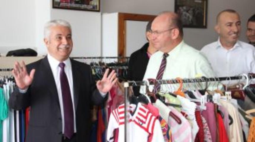 Sosyal Yardım Merkezi Yoksulların Giyecek Ihtiyacını Karşılıyor