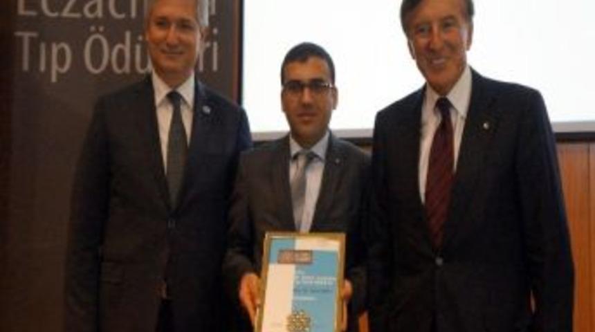 Tıp Fak&uuml;ltesi&rsquo;ne &ldquo;dr. Nejat F. Eczacıbaşı Tıp Teşvik &Ouml;d&uuml;l&uuml;&rdquo;