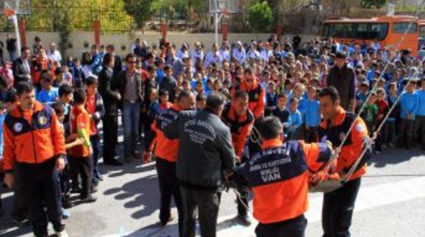 AFAD Uzmanları, Nevbahar Koleji Öğrencileriyle Deprem Tatbikatı Yaptı