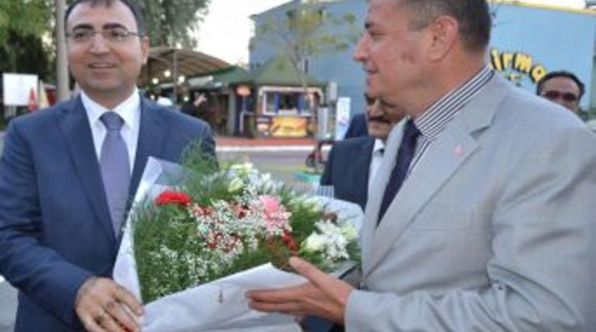 Vali Toprak, İzmir'in &Ccedil;i&ccedil;eğiyle &Uuml;nl&uuml; Il&ccedil;esi Bayındır'ı Gezdi