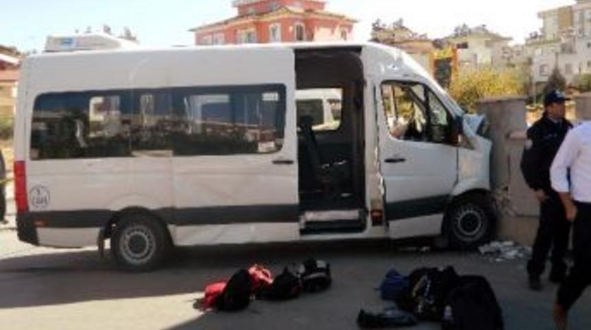 &Ouml;ğrenci servisi kaza yaptı: 18 yaralı