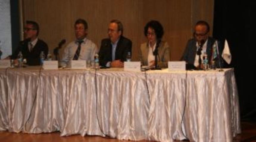 T&uuml;rkiye&rsquo;de Sivil Toplum Ve Siyaset Konulu Toplantı