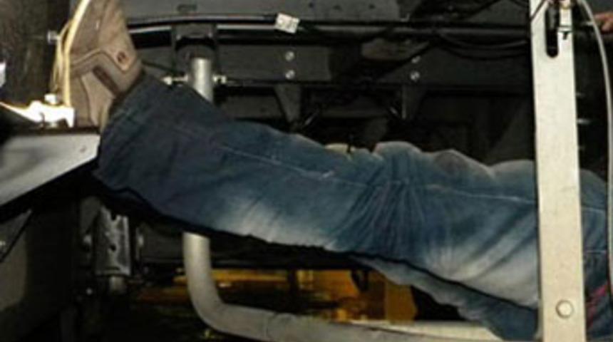 Ka&ccedil;ak, yedek lastik yuvasında yakalandı