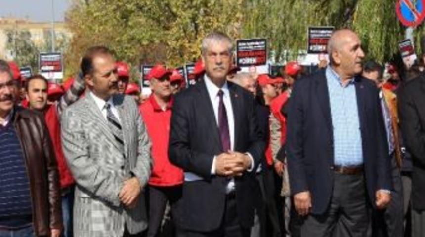 &Ccedil;alışma Ve Sosyal G&uuml;venlik Bakanlığı &Ouml;n&uuml;nde Kıdem Tazminatı Eylemi