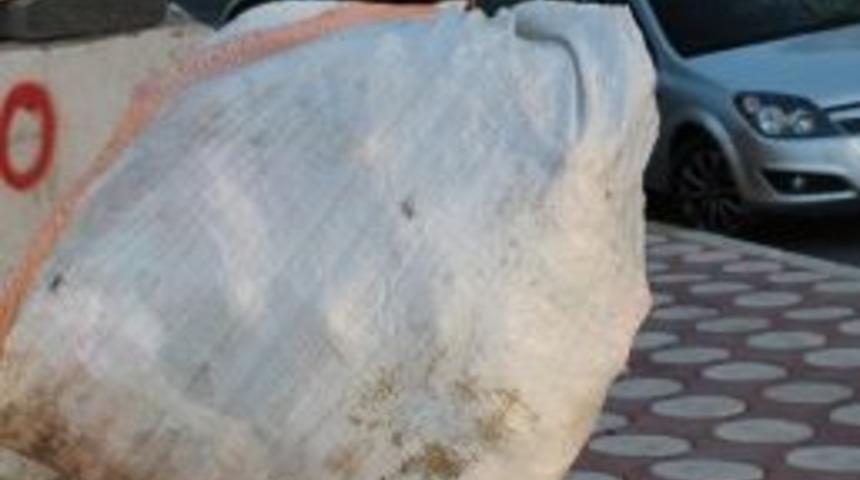 Annesine Bakmak İ&ccedil;in Y&uuml;k&uuml;n Altında Eziliyor