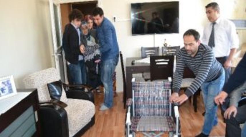 &Uuml;niversite &Ouml;ğrencilerinden Cemile Nineye Anlamlı Hediye