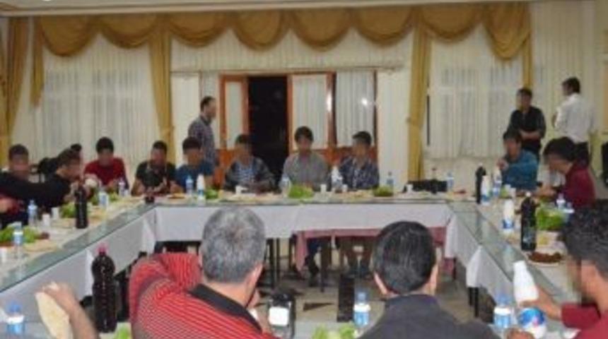 Doğulu &Ouml;ğrencilere Emniyette &Ccedil;iğ K&ouml;fte İkramı