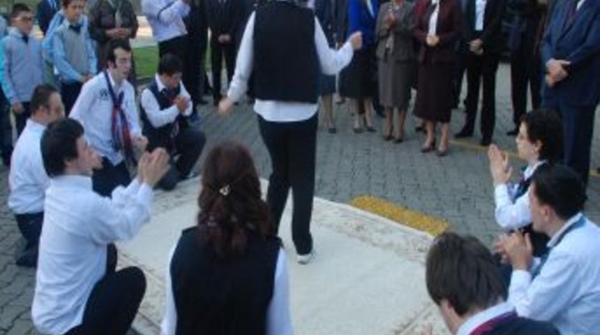 Bakan Şahin, Trabzon'da Kolbastı Ile Karşılandı