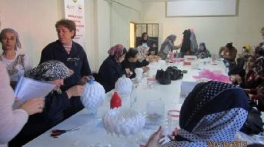 Afyonkarahisar&rsquo;da 60 Kadın Geri D&ouml;n&uuml;ş&uuml;m At&ouml;lyesi'nde &Uuml;retime Başladı