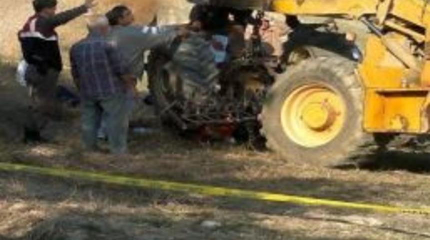 Devrilen Trakt&ouml;r&uuml;n Altında Kaldı