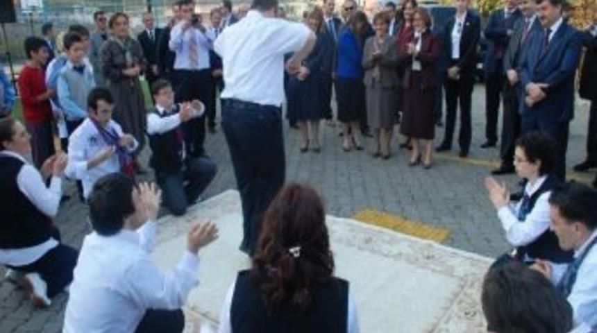 Aile Ve Sosyal Politikalar Bakanı Şahin, Rehabilitasyon Merkezi'nde Kolbastı İle Karşılandı