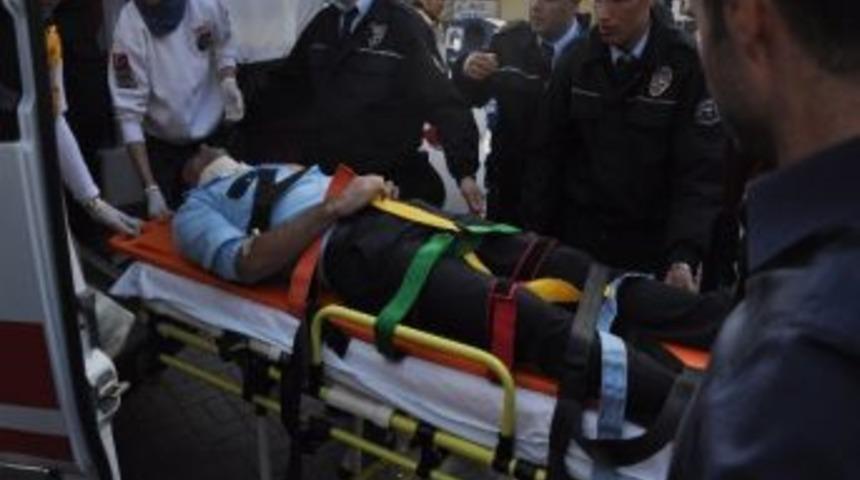 Polis Aracı Şarampole Yuvarlandı: 2 Yaralı