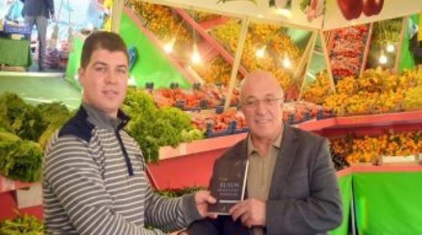 Bu Manav Kitap Hediye Ediyor