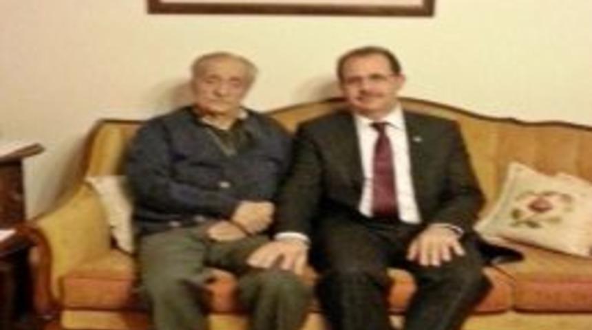 İki Bin Kitaplık K&uuml;t&uuml;phanesini Bayburt &Uuml;niversitesi&rsquo;ne Bağışladı