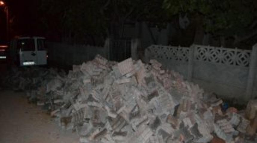 Parke Taşları Vatandaşın Evinin Girişini Kapattı