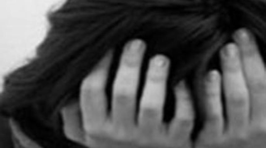 Gen&ccedil; kadına &ccedil;ıplak arama