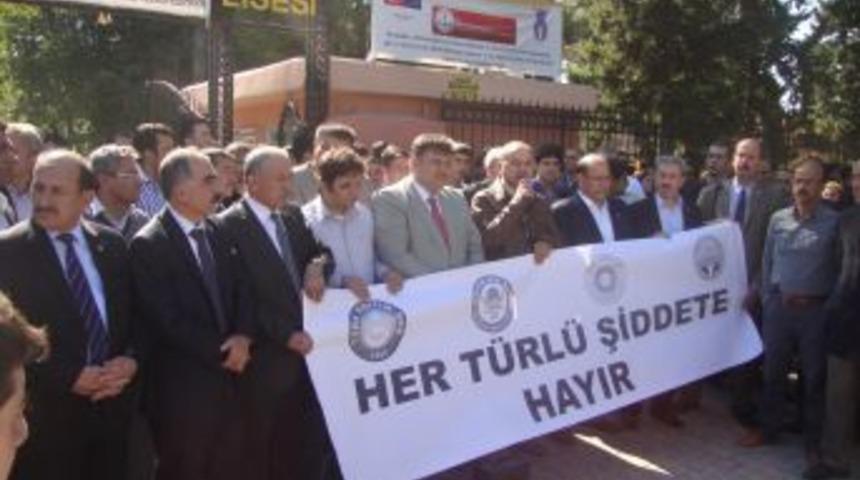 Eğitimciler &Ouml;ğretmenlere Y&ouml;nelik Şiddeti Protesto Etti