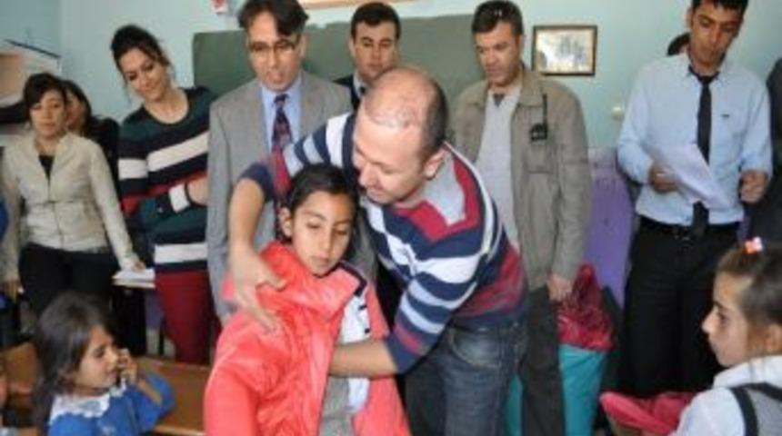 Çermik Polisinden Öğrencilere Giysi Ve Kırtasiye Yardımı