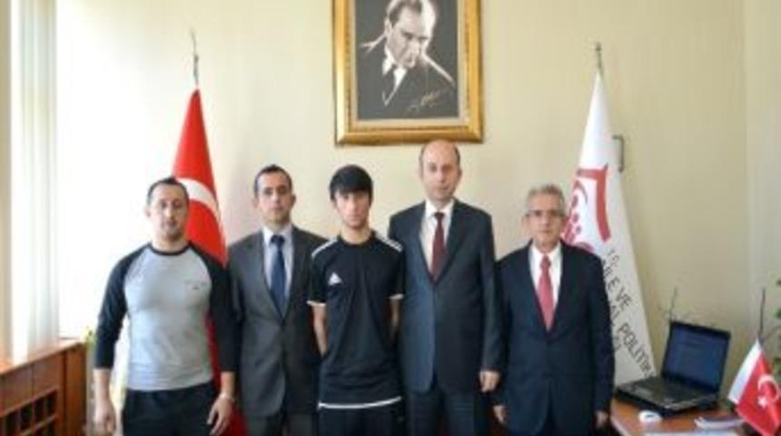 T&uuml;rkiye Şampiyonu Erdi Derin, Kahraman&rsquo;ı Ziyaret Etti