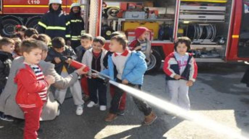 Anasınıfı &Ouml;ğrencilerine Itfaiye Ara&ccedil;ları Tanıtıldı