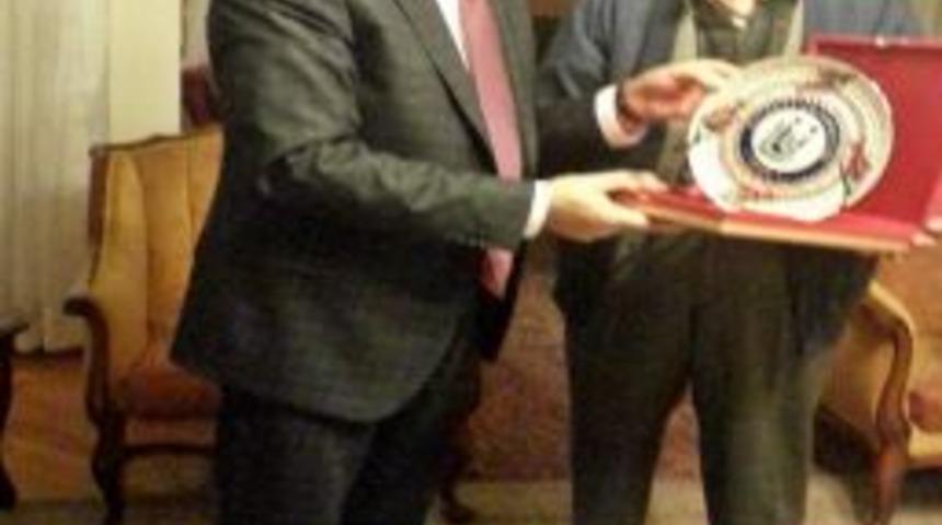 Emekli Profes&ouml;r K&uuml;t&uuml;phanesini Bayburt &Uuml;niversitesi'ne Bağışladı